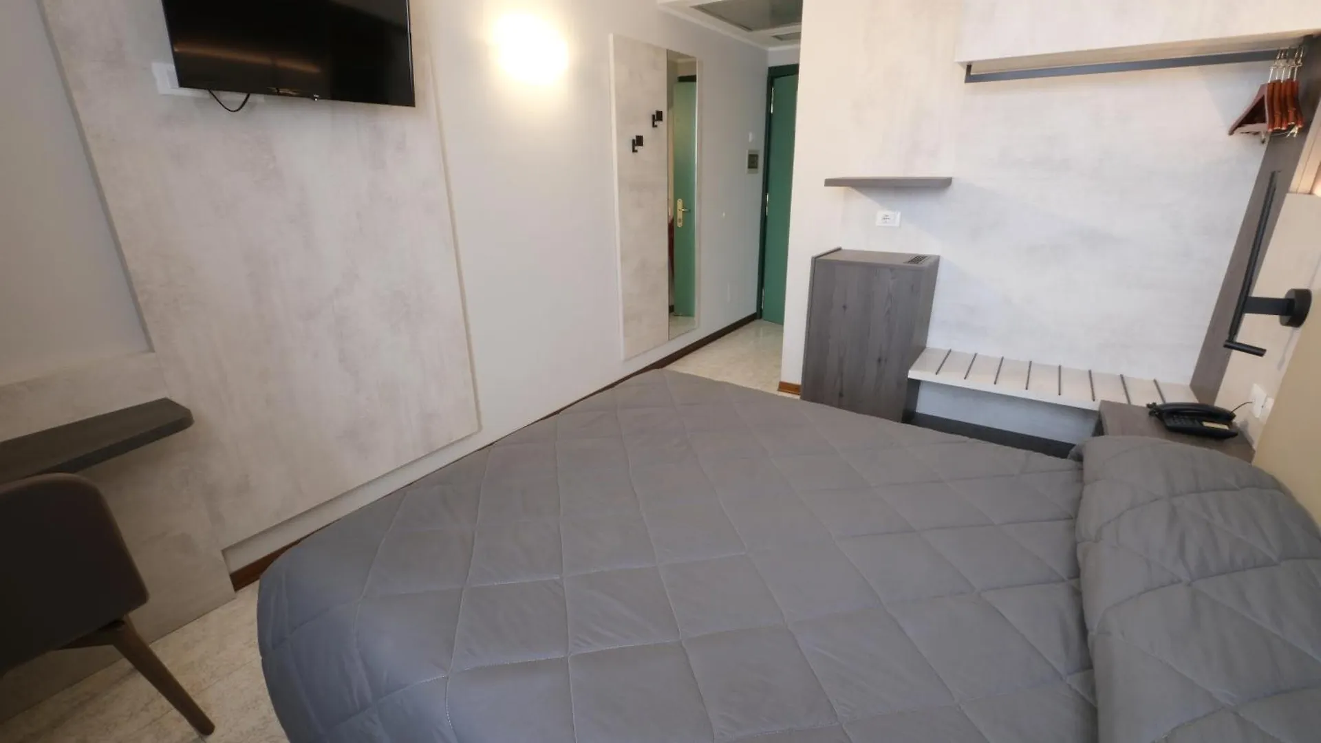 Hotel Mistral Milan 3*,